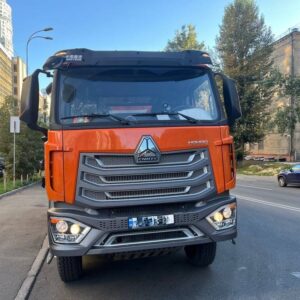 Грузовик HOWO 8×4 фронтальный вид