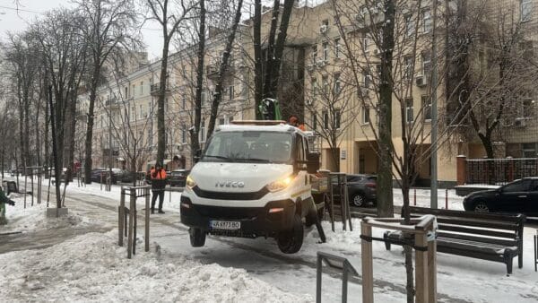 Заказать малогабаритную автовышку в Днепре: поворотная люлька и Z-образная стрела
