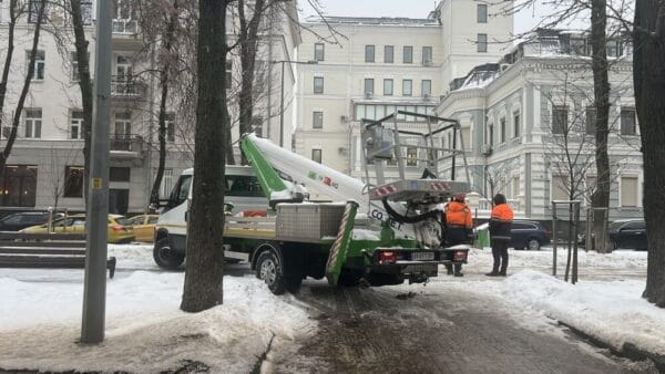 Услуги автовышки 20 метров с боковым вылетом 11м для фасадных работ